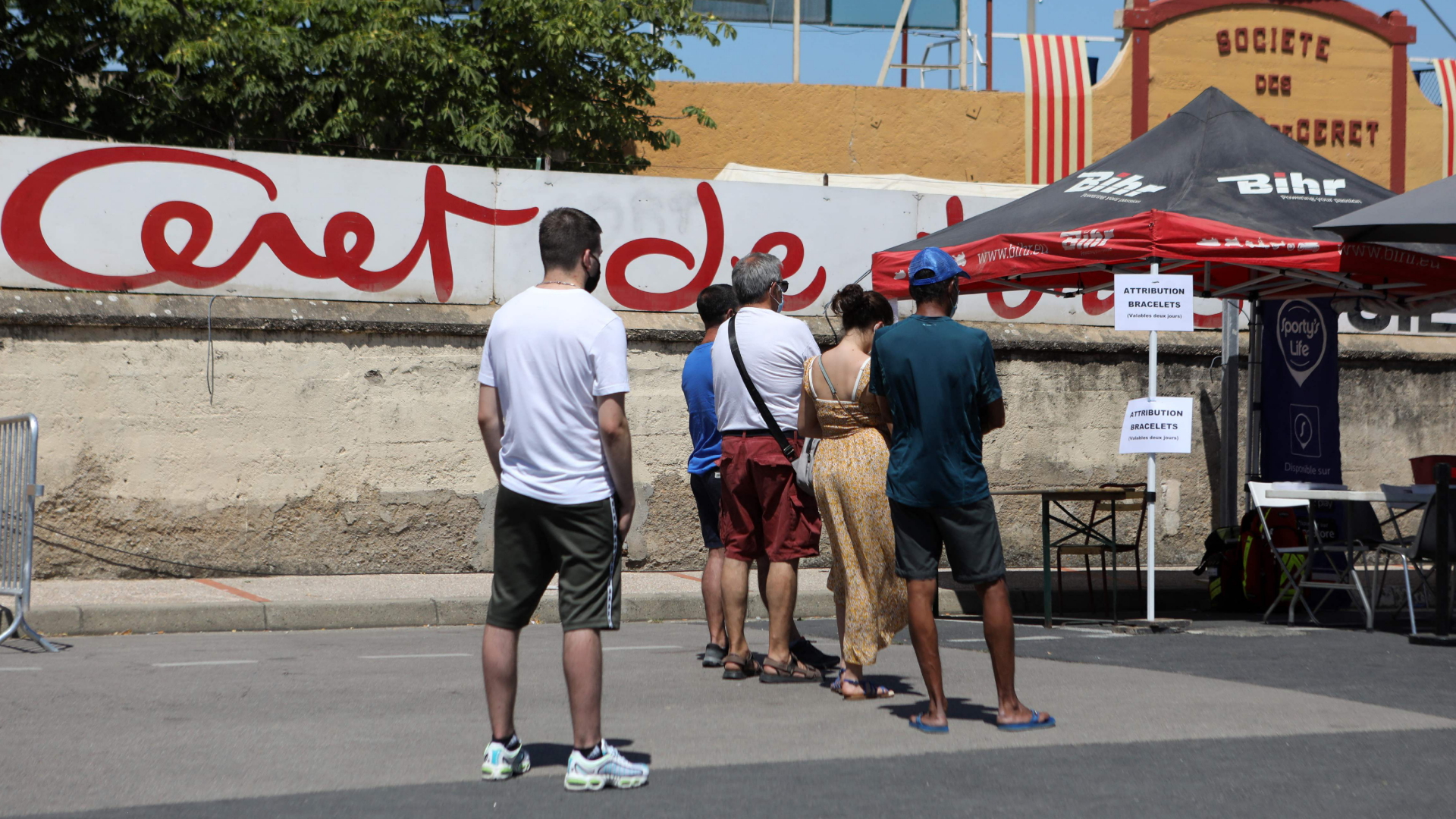 Franzosen warten vor einem Coronatestzentrum | AFP