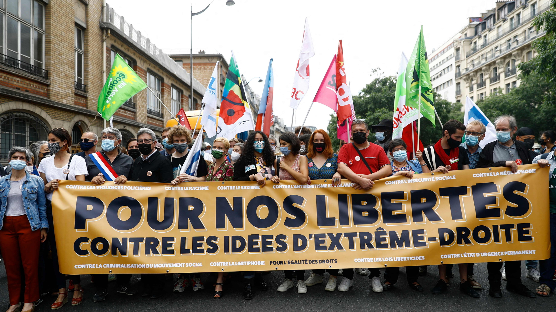 Menschen halten ein Banner bei einer Demonstration der Partei Unbeugsames Frankreich. | AFP