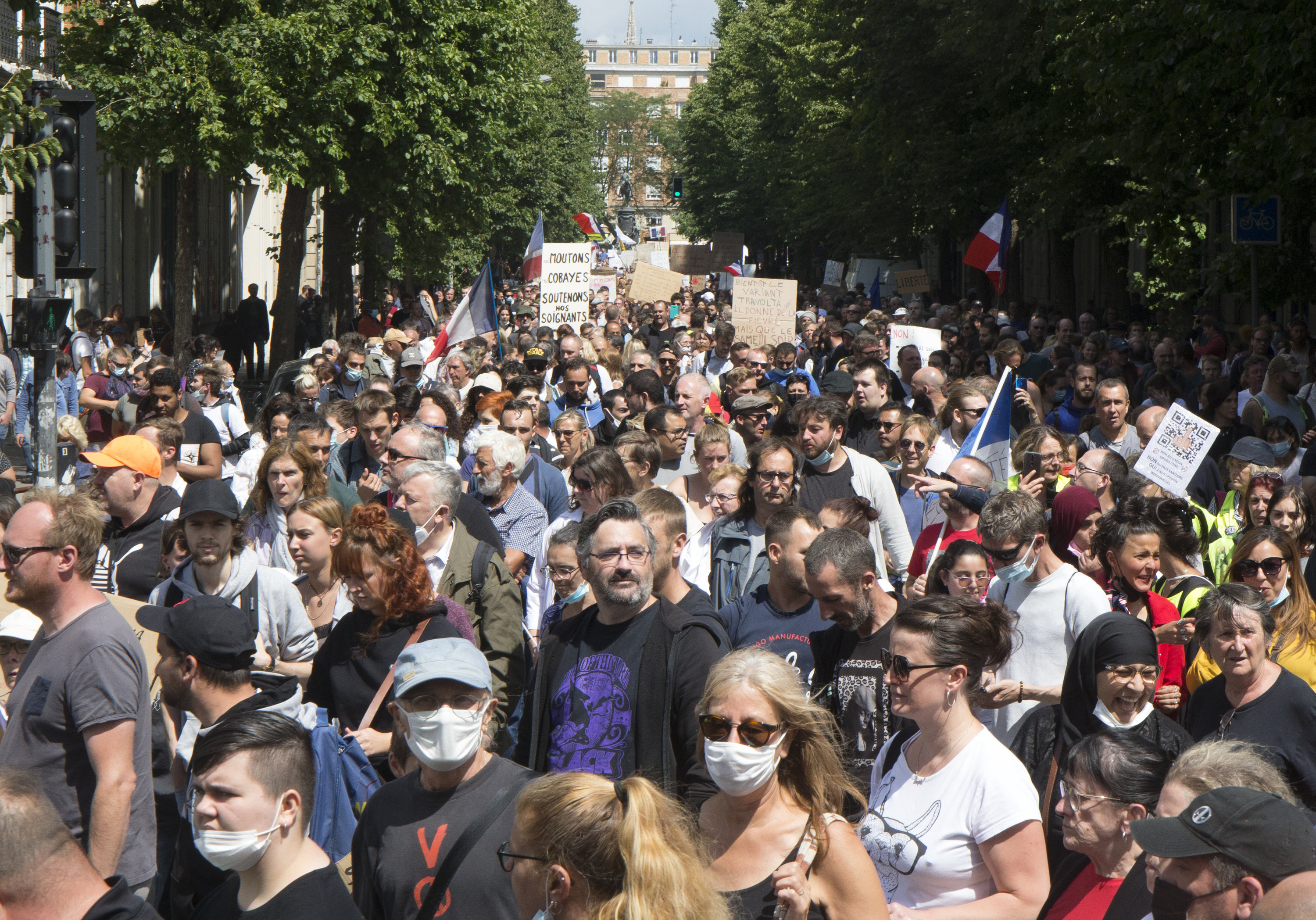 Demo gegen Corona-Maßnahmen in Frankreich | AP