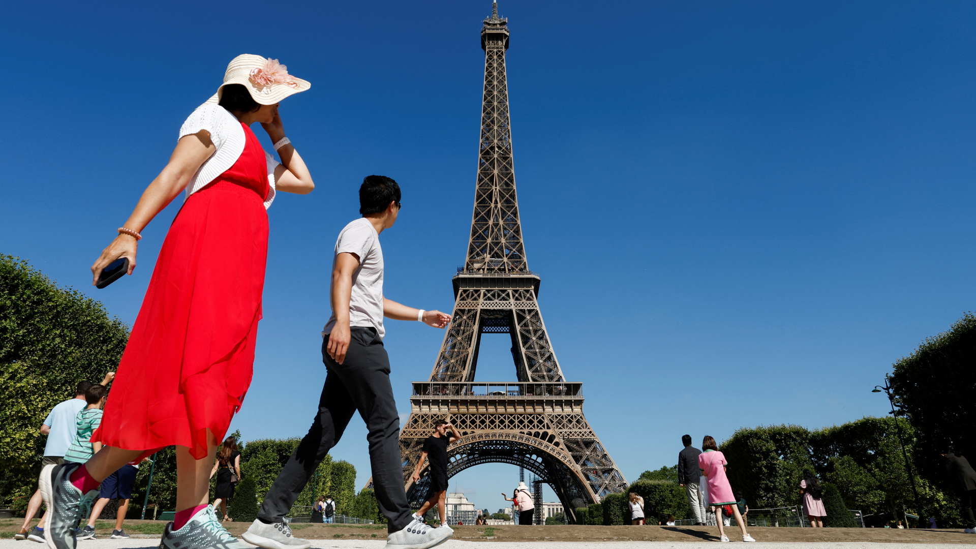 Touristen vor dem Eiffelturm in Paris | REUTERS