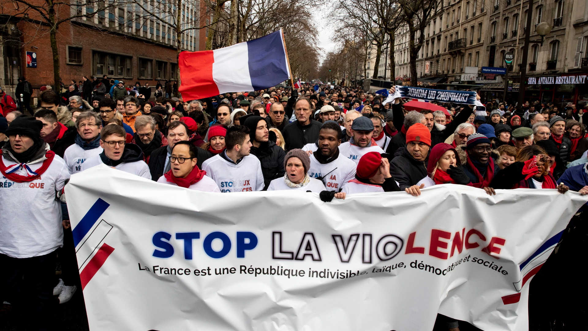 Demonstranten in roten Schals tragen ein Plakat "Stoppt die Gewalt" | ETIENNE LAURENT/EPA-EFE/REX