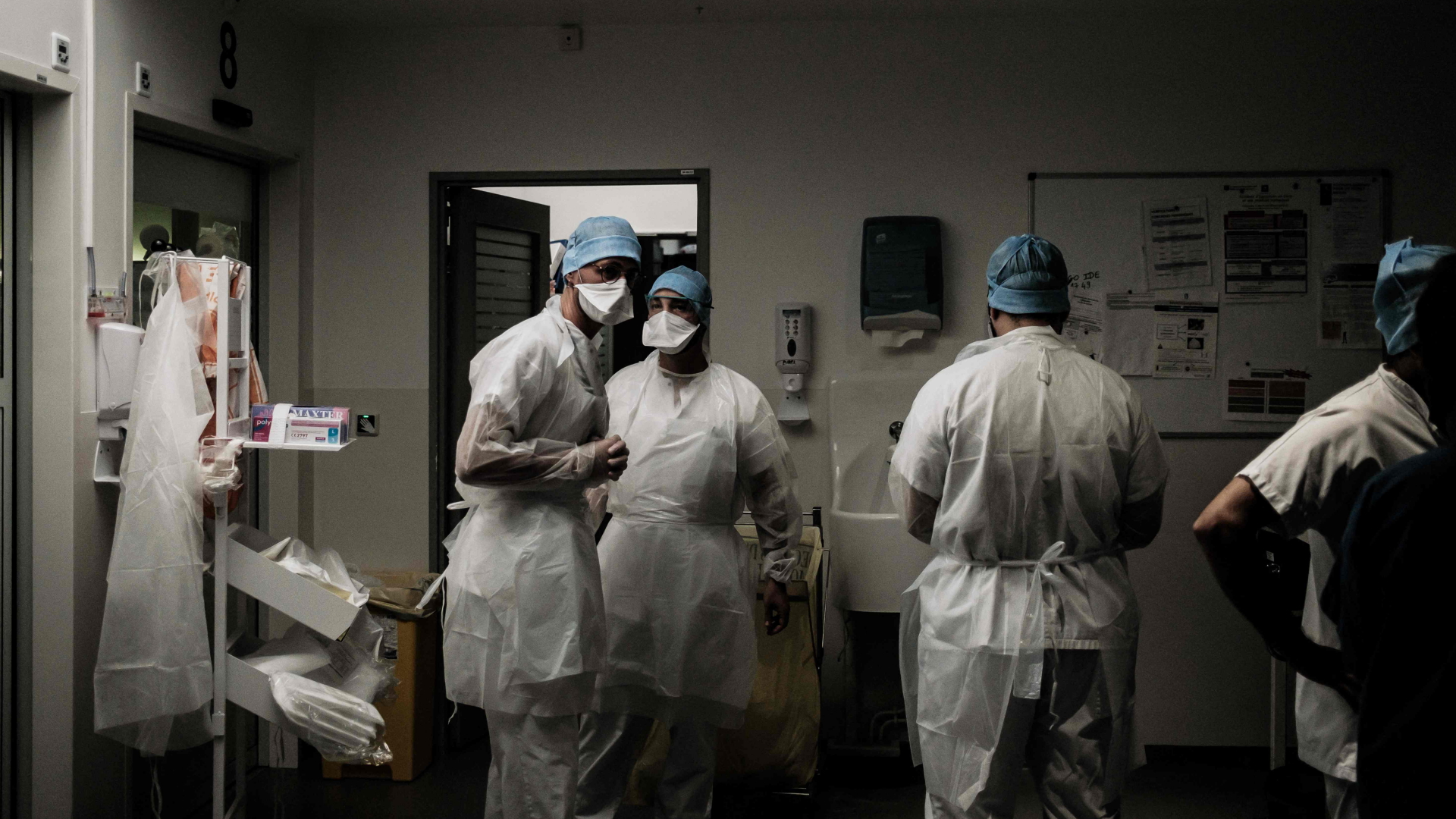 Mitarbeiter im Krankenhaus Lyon-Sud in Frankreich tragen medizinische Schutzausrüstung. | AFP