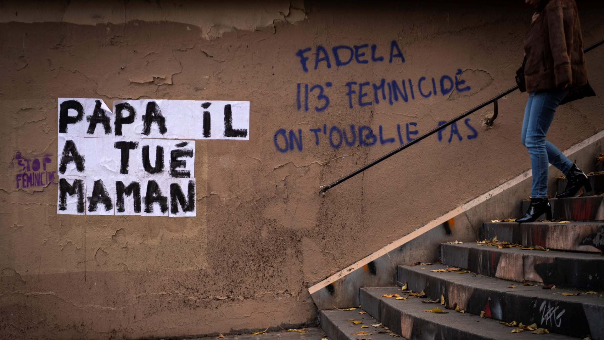 Eine Frau in Paris läuft an einem Plakat mit der Aufschrift "Papa hat Mama umgebracht" vorbei (Archivbild von 2019). | Bildquelle: AFP