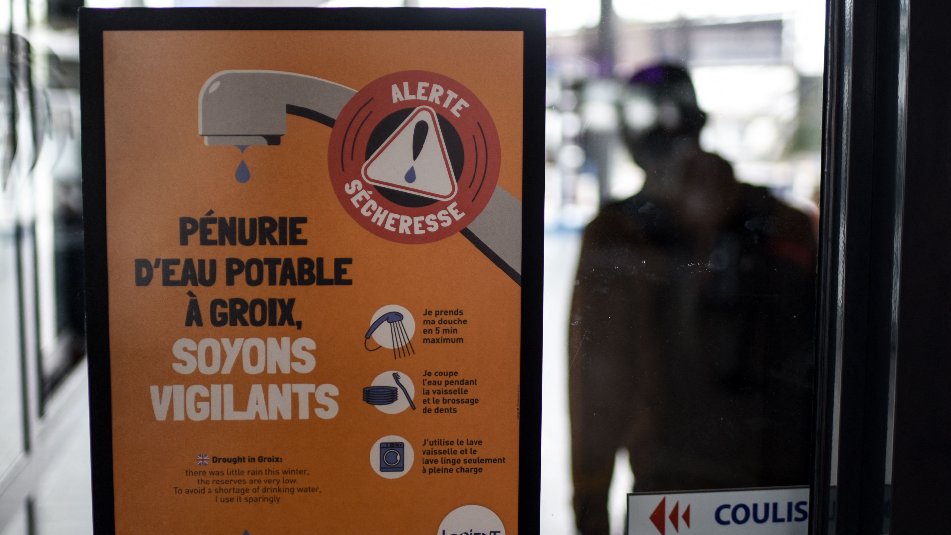 In Plakat in Groix (Frankreich) mahnt zum schonenden Umgang mit Wasser | AFP
