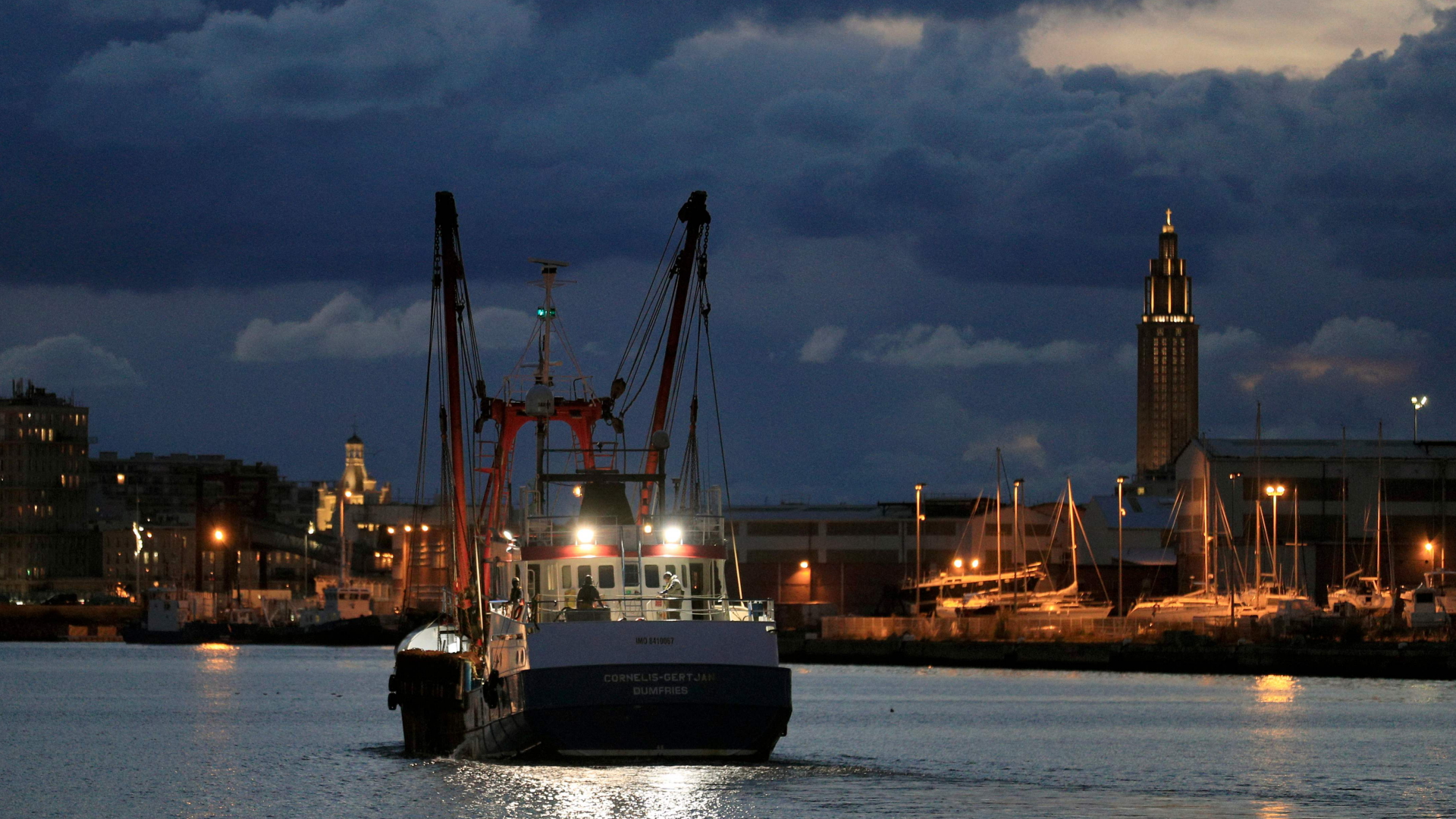 Der zuvor festgesetzte britische Fischtrawler "Cornelis Gert Jan" verlässt den Hafen von Le Havre (Frankreich) | AFP