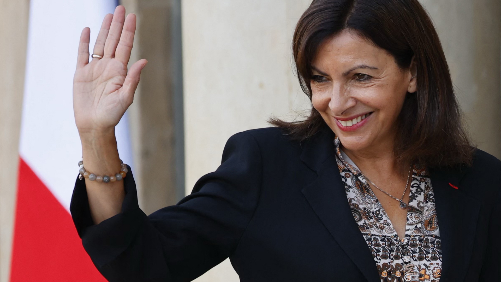 Anne Hidalgo, Bürgermeisterin von Paris, winkt im September 2021 Leuten zu. | AFP
