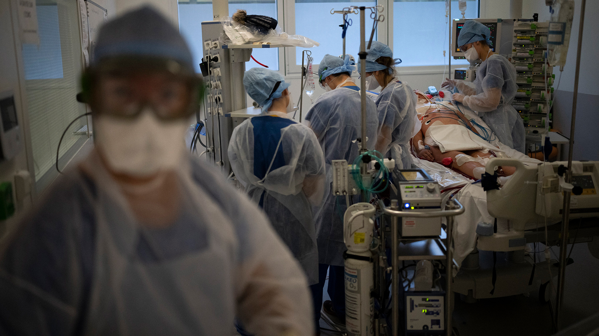 Pflegekräfte kümmern sich auf einer Intensivstation in Marseille um einen Covid-Patienten. | AP