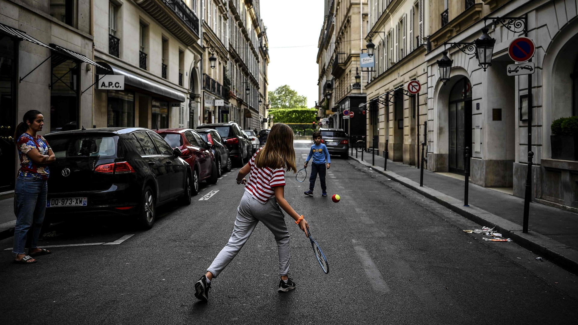 Kinder spielen auf einer Straße in Paris.  | dpa