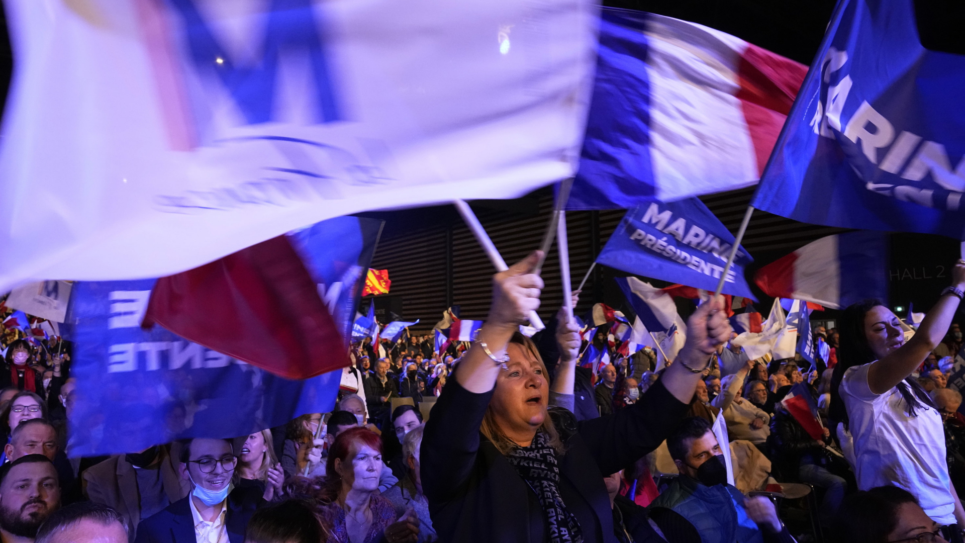 Anhänger der rechtspopulistischen Präsidentschaftskandidatin Marine Le Pen bei einer Wahlkampfveranstaltung im französischen Reims. | AP
