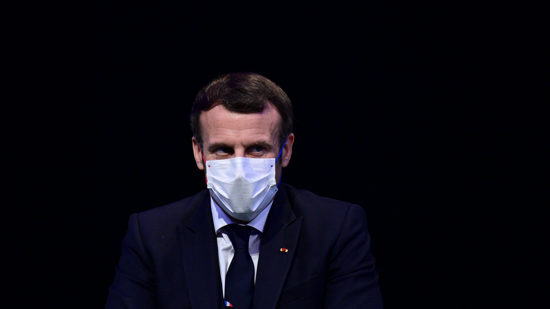 Der französische Präsident Emmanuel Macron trägt eine weiße Schutzmaske.  | AFP