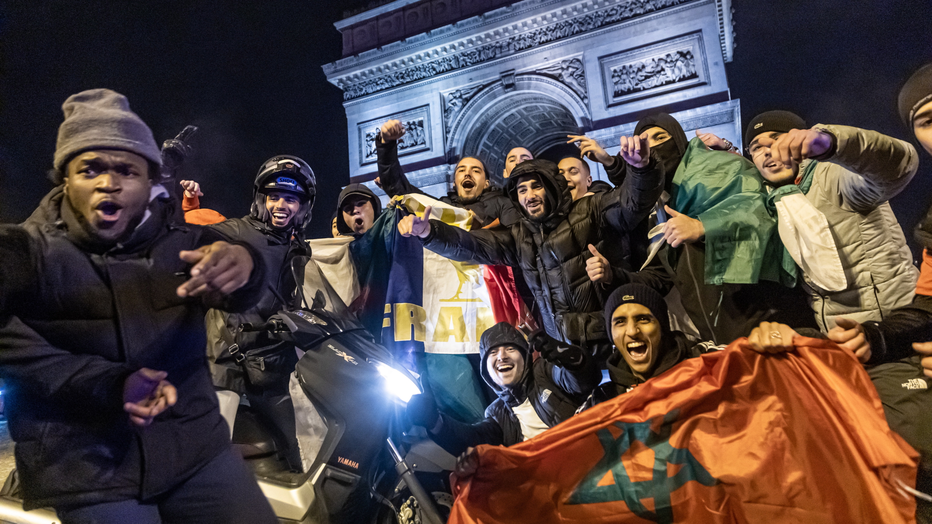 Französische und marokkanische Fußballfans feiern gemeinsam auf der Champs-Elysees in Paris, 10.12. 2022.  | EPA