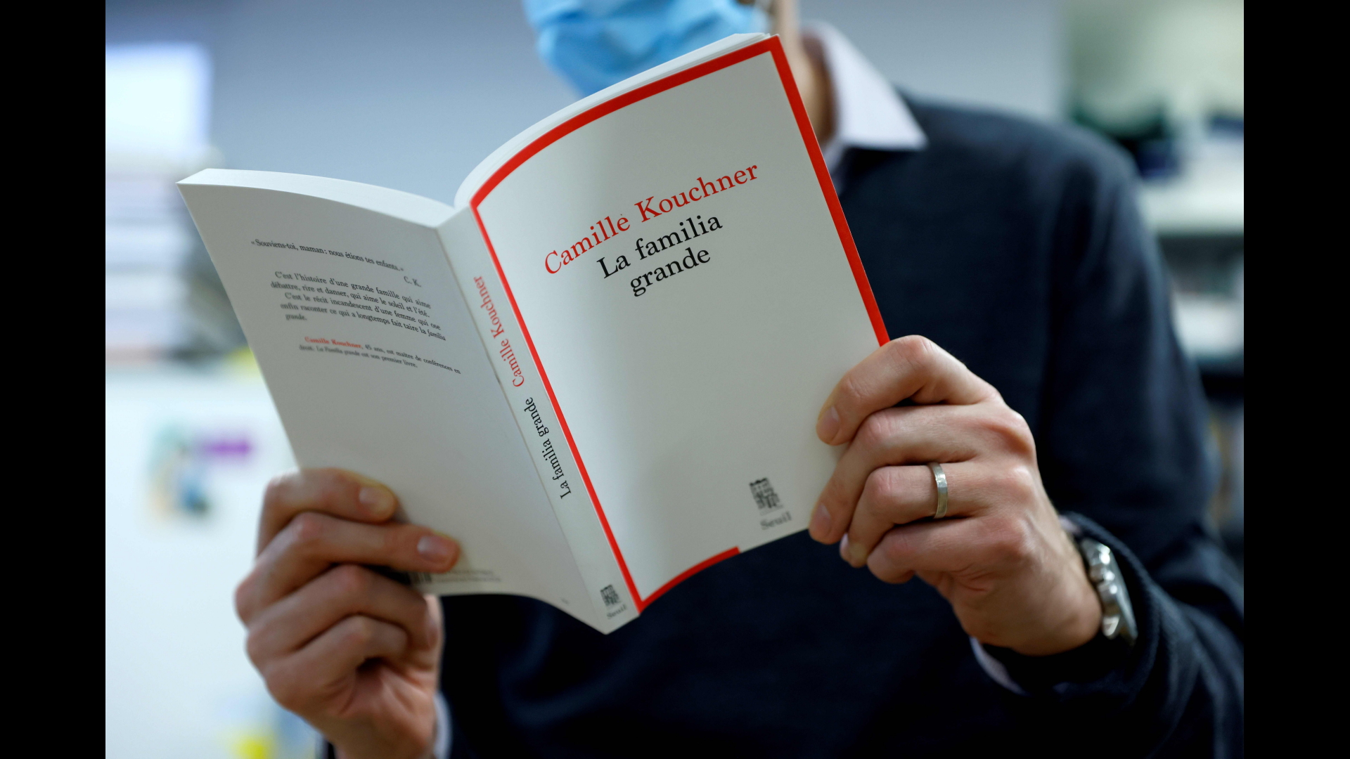 Journalist liest das Buch "La familia grande" von Camille Kouchner | dpa