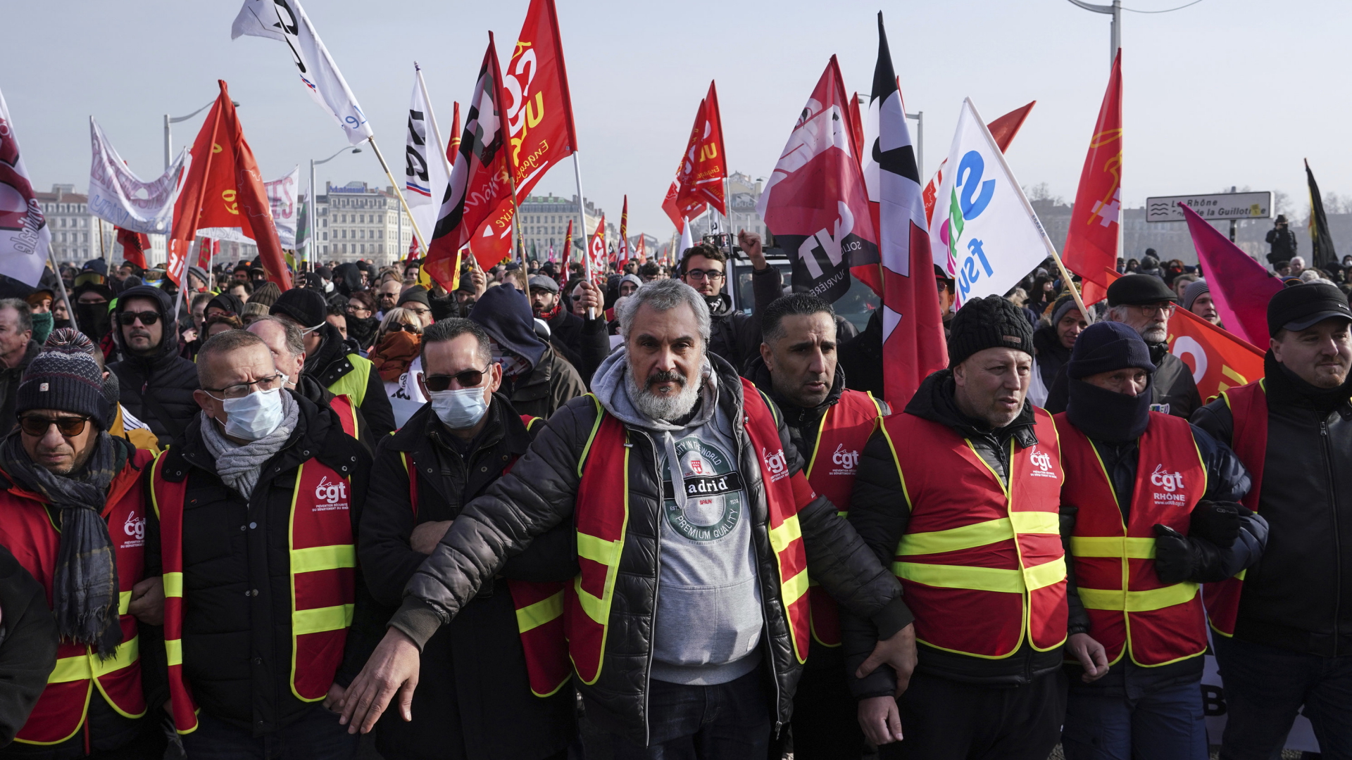 Französische Gewerkschafter demonstrierten 2020 in Lyon gegen eine Anhebung des Rentenalters (Archivbild). | AP