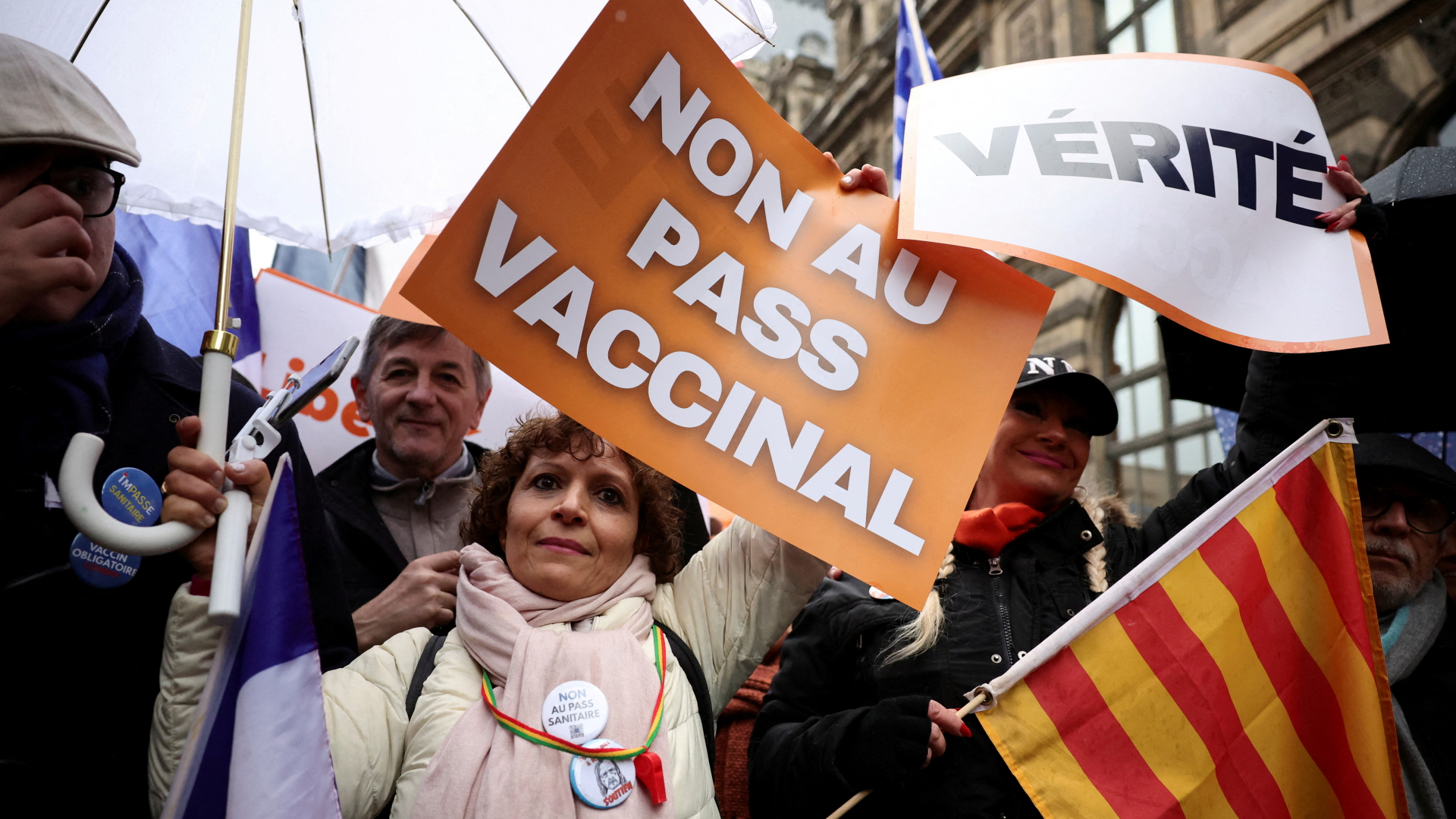 Menschen protestieren in Paris gegen die geplante Einführung des Corona-Impfzertifikats.