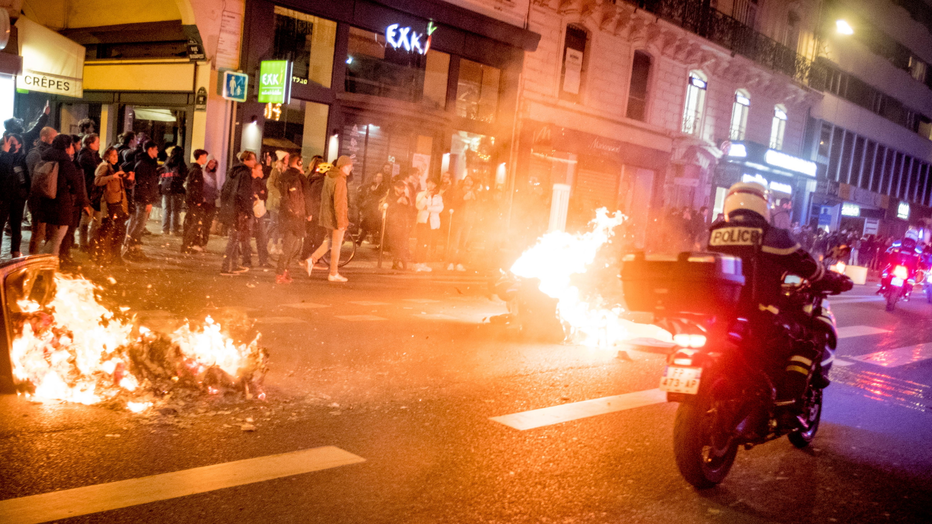 Ein Feuer brennt auf einer Straße während Menschen nach der Verabschiedung der umstrittenen Rentenreform protestieren