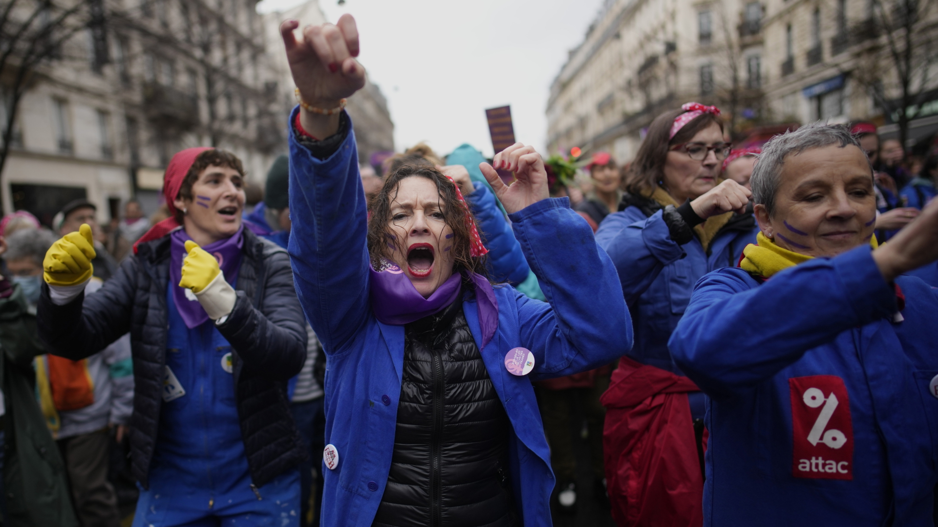 Menschen demonstrieren gegen die Rentenreform in Frankreich. | dpa