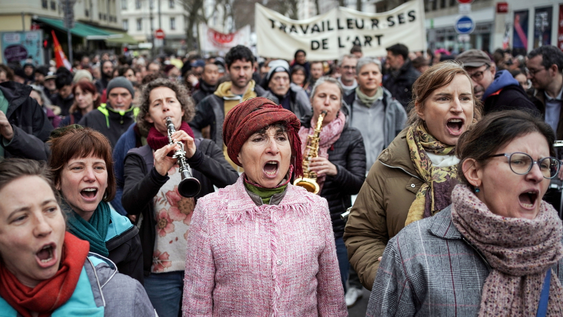 Menschen protestieren in Lyon auf einer Demonstration gegen die Anhebung des Rentenalters auf 64 | dpa