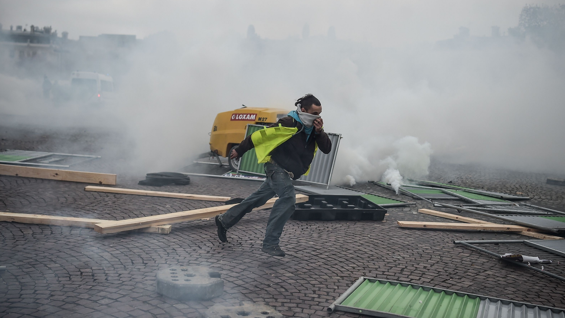 Demonstranten in gelben Warnwesten treffen auf der Champs-Elysees-Allee in Paris auf Polizisten. | Bildquelle: AFP