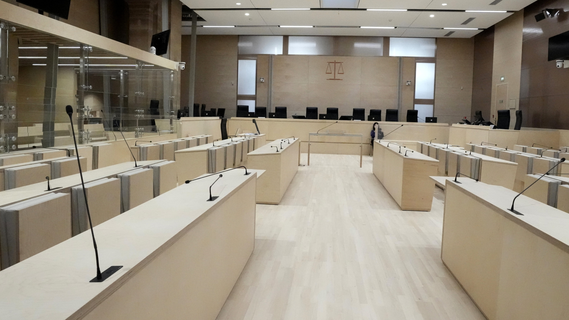 Der speziell für das Verfahren zu den Anschlägen von 2015 errichtete Prozesssaal in Paris | AP