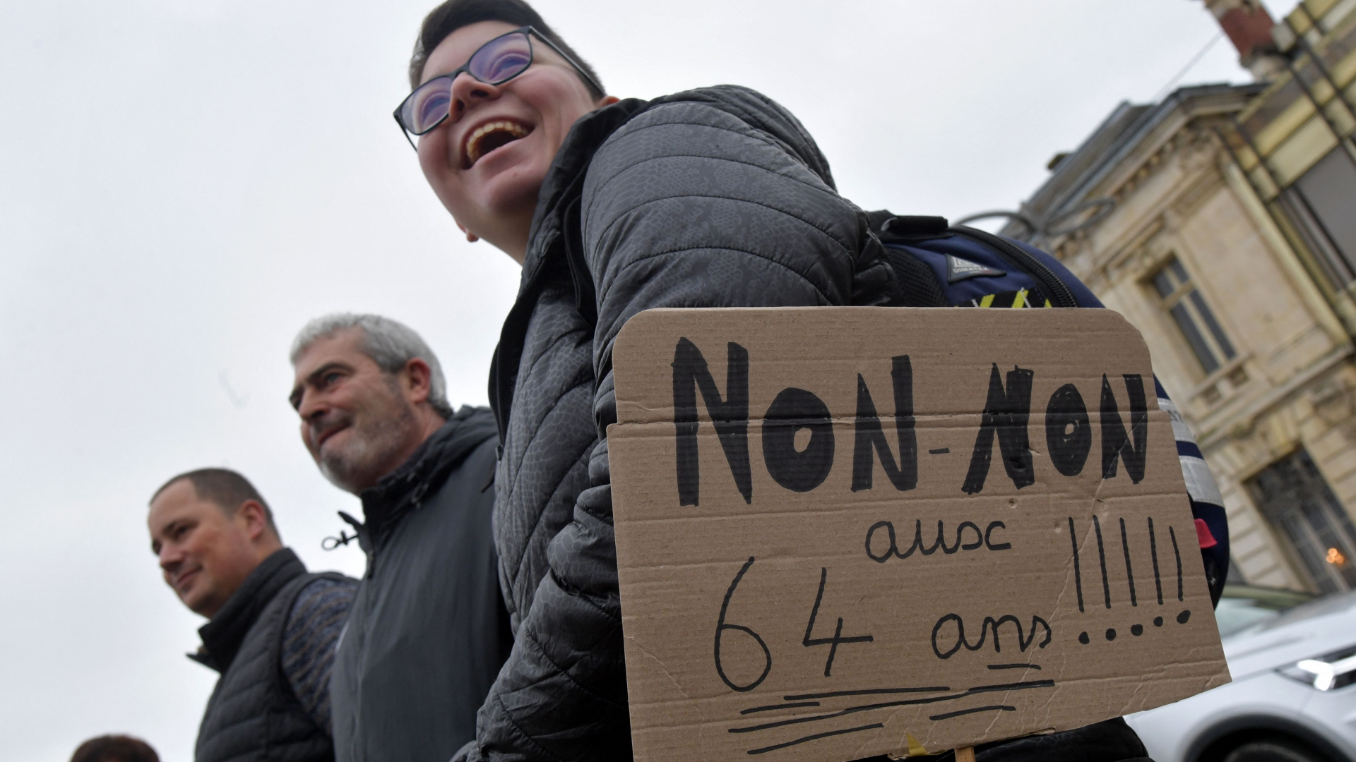 Menschen in Laval, Frankreich, protestieren gegen Rentenreform | AFP