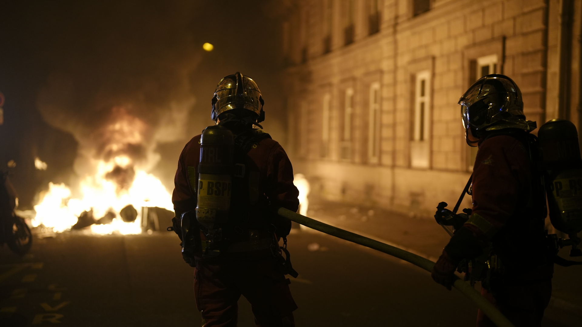 Feuerwehrleute löschen in der Nähe des Concorde-Platzes in Paris ein Feuer. | dpa