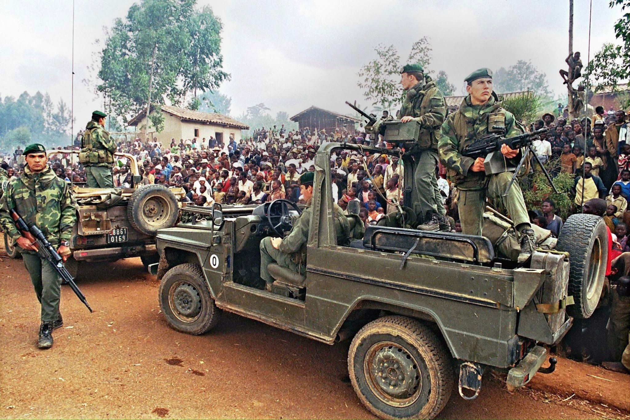 Französische Soldaten in einem Hutu-Flüchtlingscamp in Butare (Ruanda) im Juli1994 | picture alliance / dpa