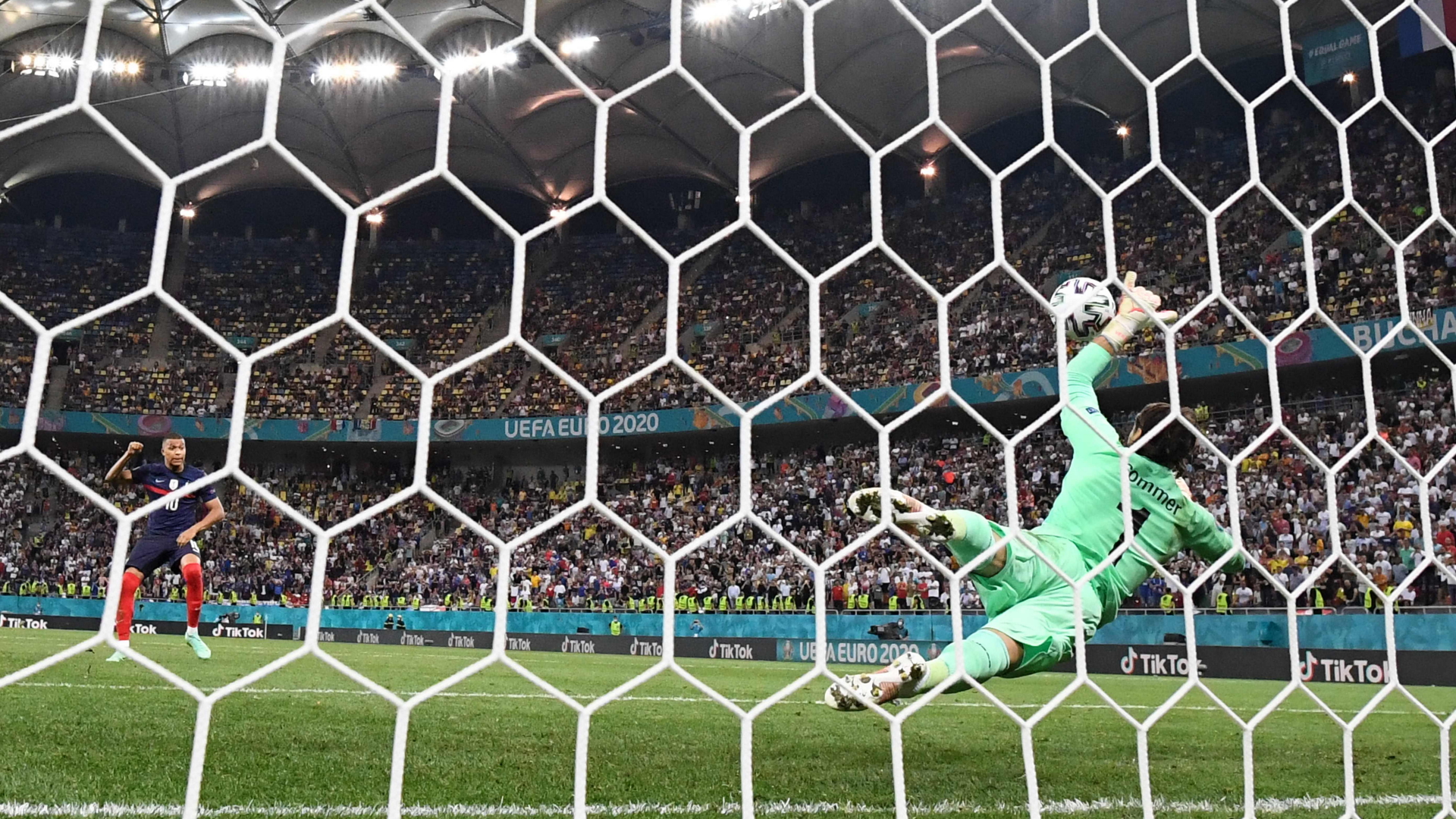 Frankreichs Superstar Kilian Mbappe verschießt den entscheidenden Elfmeter im Achtelfinale der Europameisterschaft gegen die Schweiz. | AFP