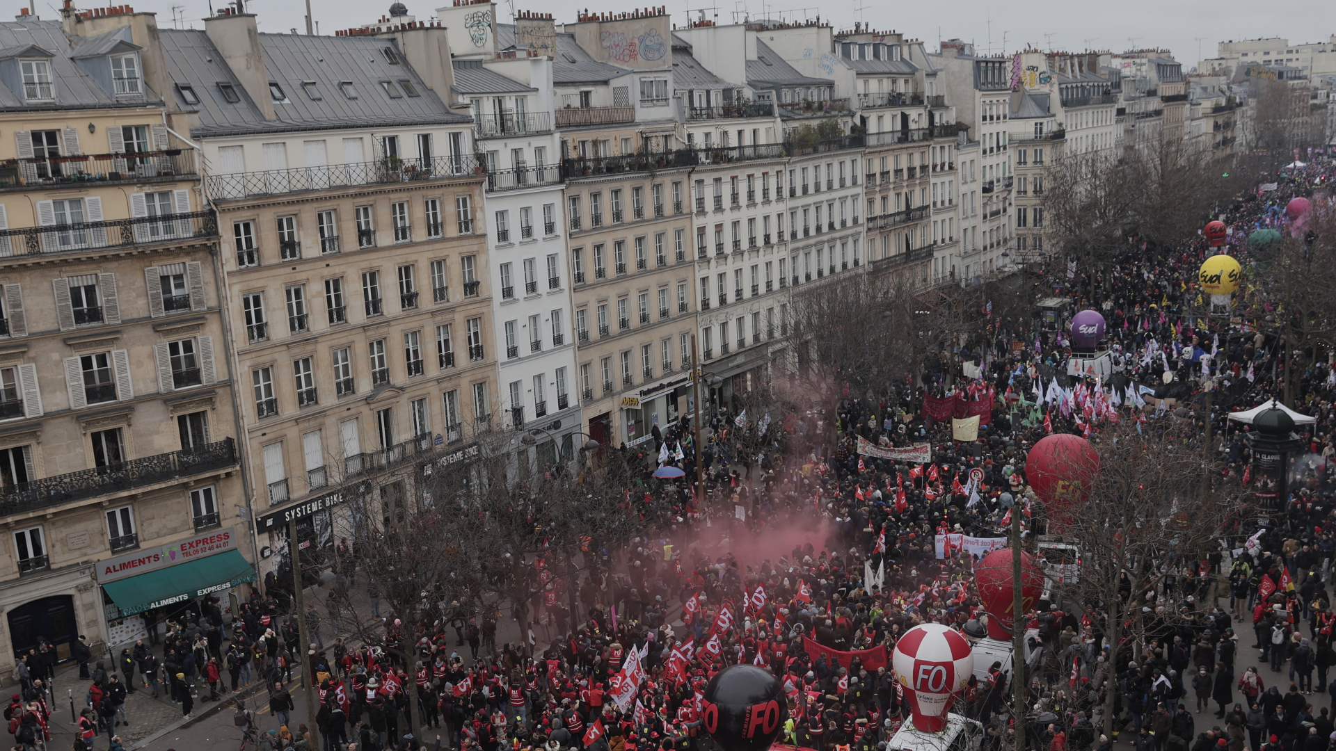 Menschen versammeln sich in der Nähe des Place de la Republique in Paris während einer Demonstration gegen die geplante Rentenreform. | dpa