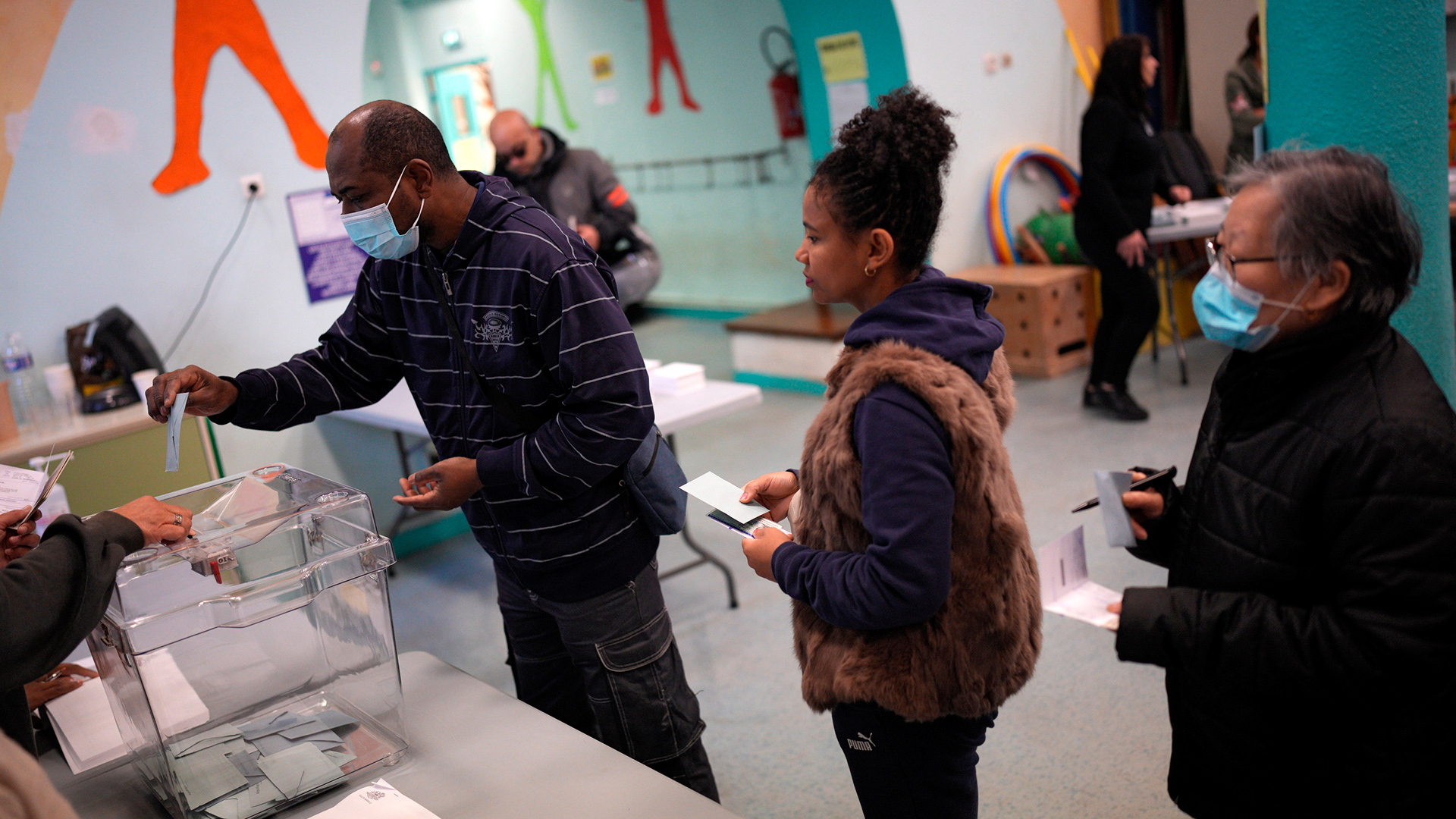Wähler geben ihre Stimmen in einem Wahllokal in Marseille ab, Frankreich. | AP