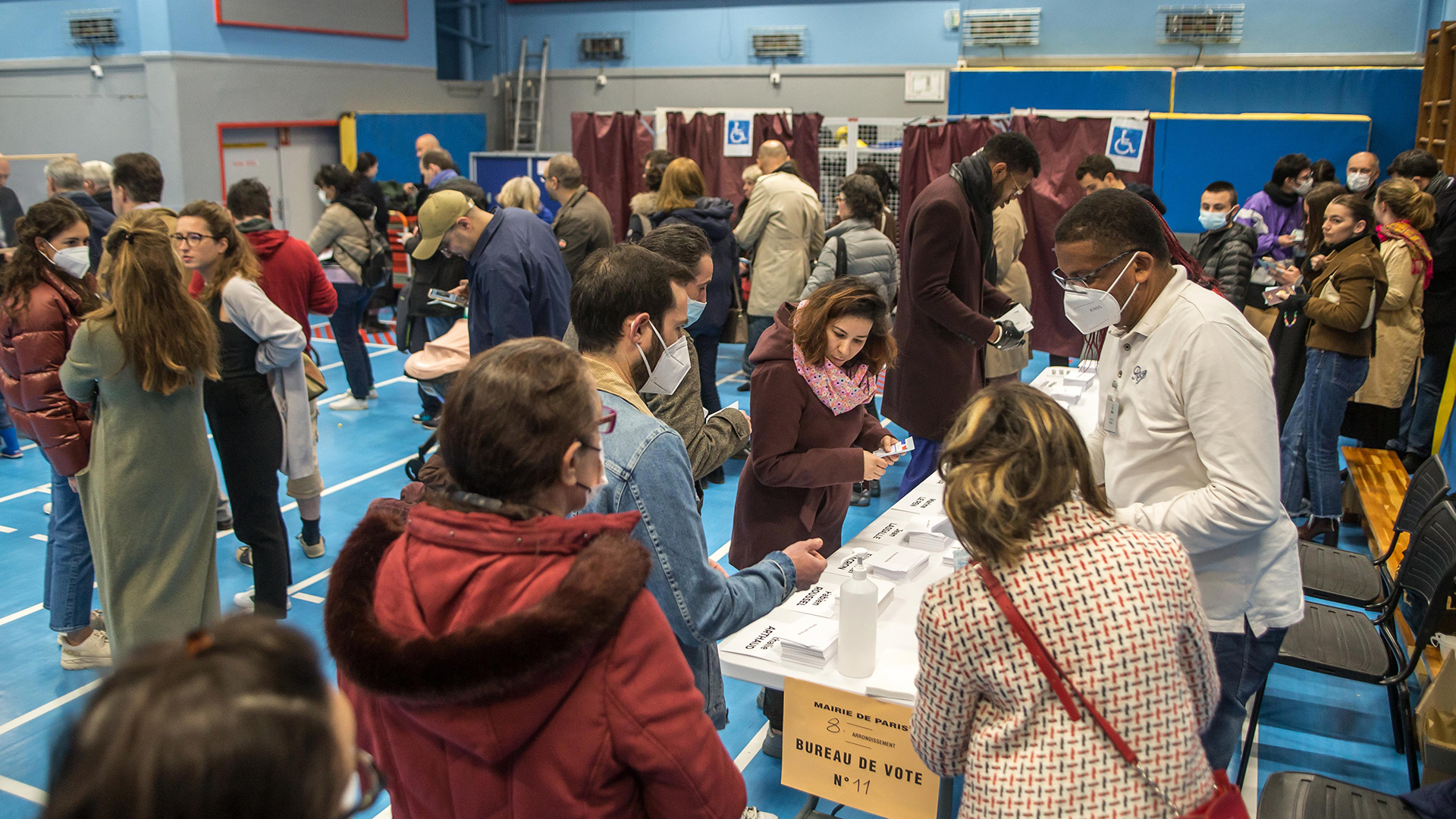 Bürger in einem Wahllokal in einer Sporthalle in Paris, Frankreich. | EPA