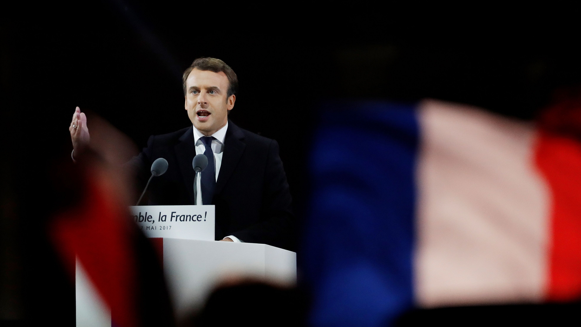 Emmanuel Macron spricht vor dem Louvre in Paris zu seinen Anhängern.