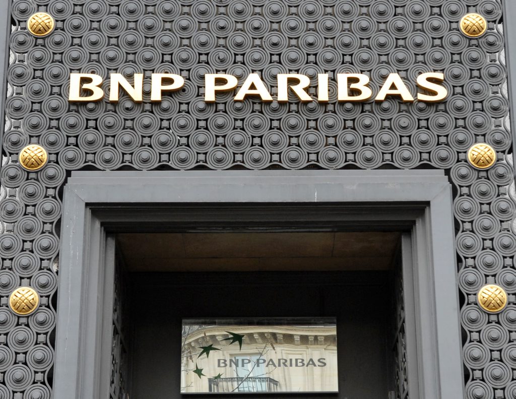 Der Eingang zum Sitz der Bank BNP Paribas