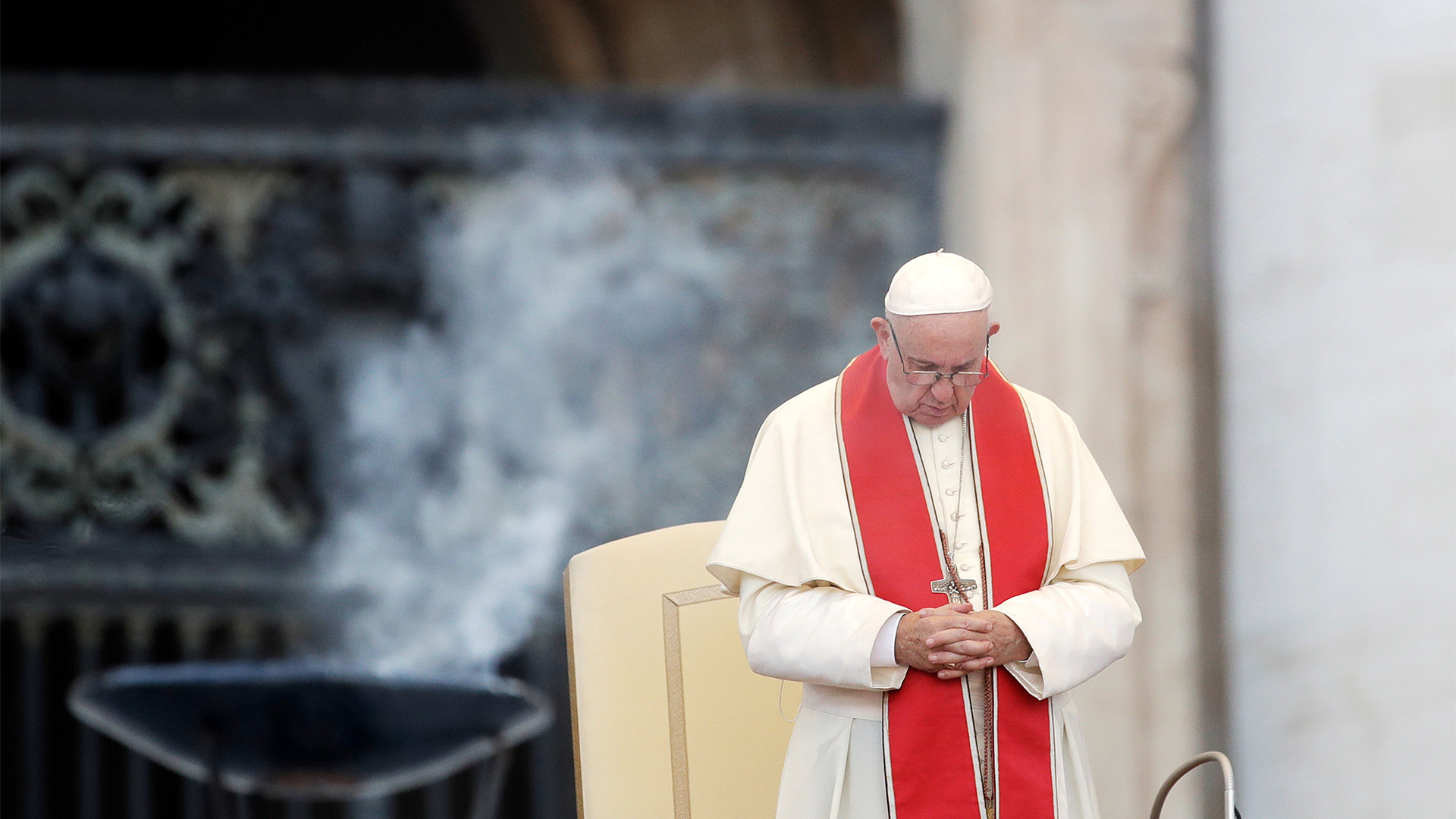 Papst Franziskus betet im Rahmen einer Sonderaudienz mit Ministranten auf dem Petersplatz.  | dpa