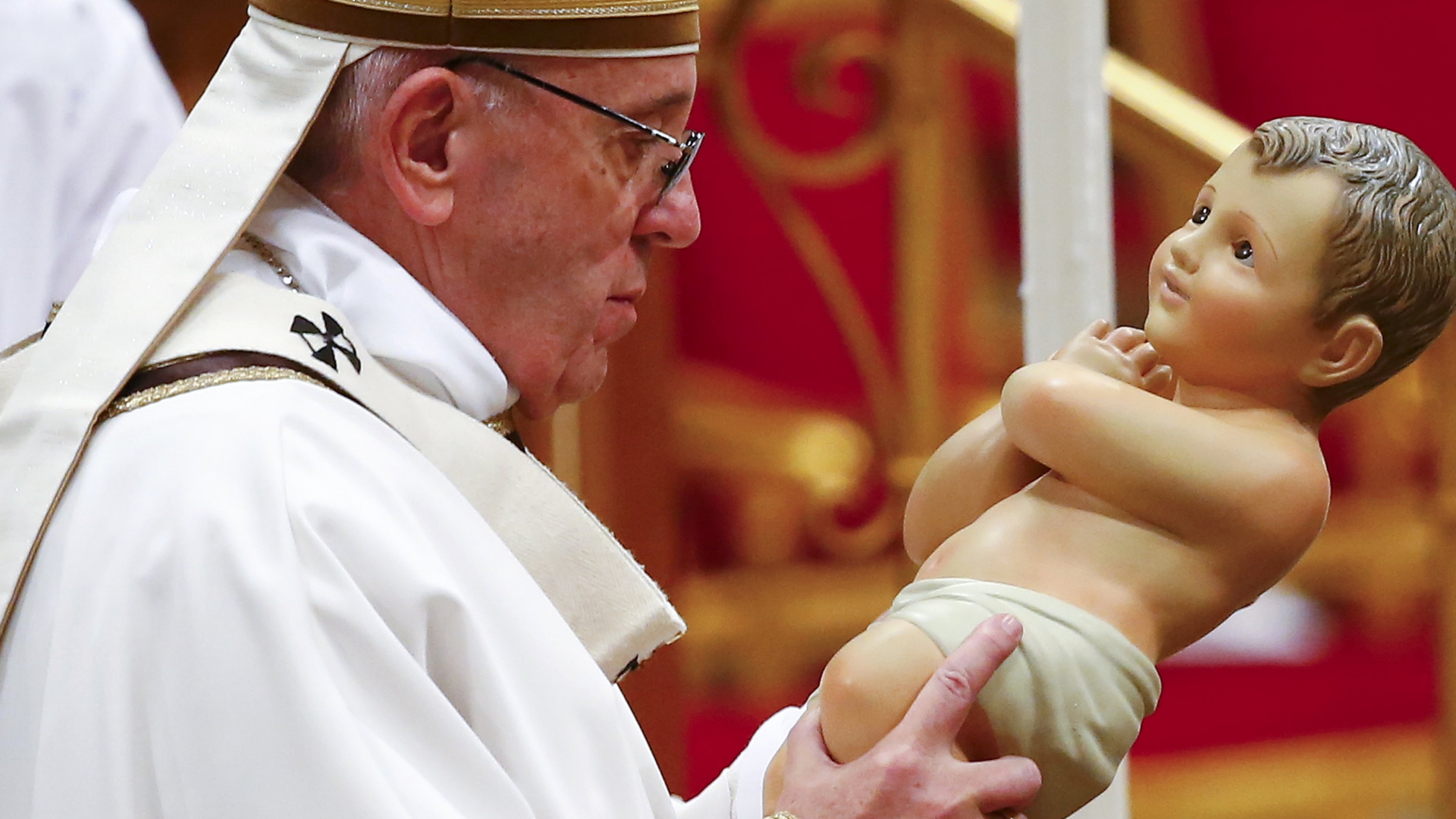 Papst Franziskus hält während der Christmette eine Figur in der Hand, die das Christuskind darstellen soll.  | REUTERS