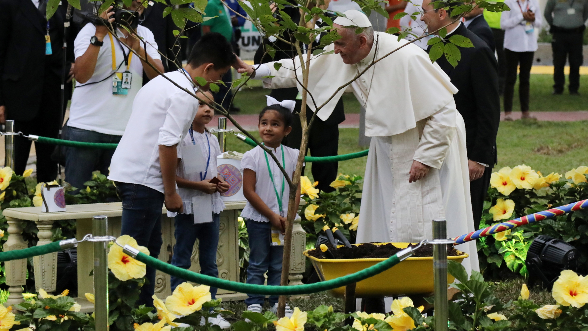 Kinder überreichen Papst Franziskus in Villavicencio Setzlinge zum Segnen. Sie sollen im "Wald der Aussöhnung" angepflanzt werden. | REUTERS