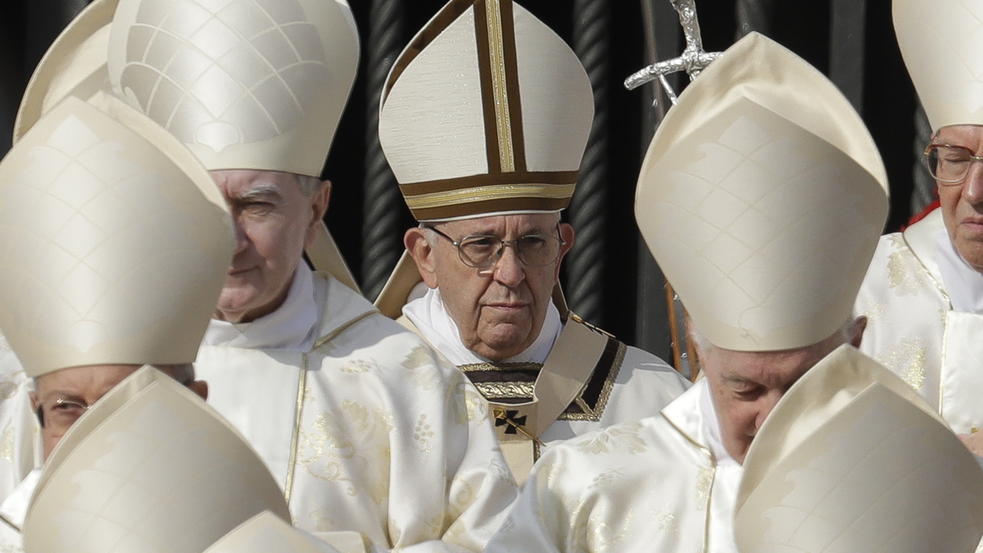 Papst Franziskus bei der heiligsprechung in Rom | Bildquelle: dpa