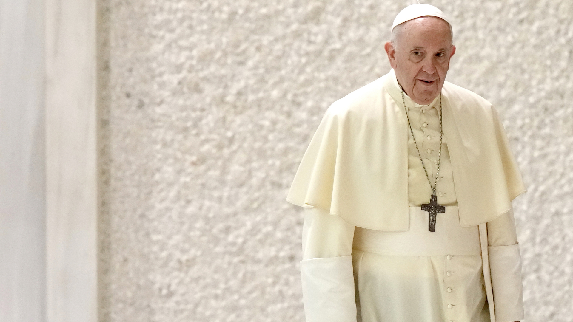 Papst Franziskus auf dem Weg zu seiner wöchentlichen Generalaudienz | dpa