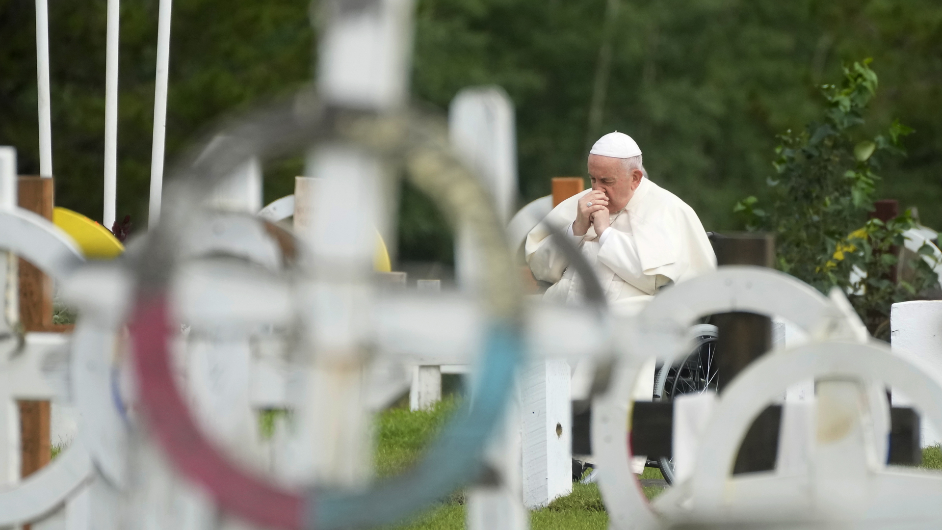 Papst Franziskus betet auf dem Friedhof der ehemaligen Internatsschule in Maskwacis in Kanada | dpa