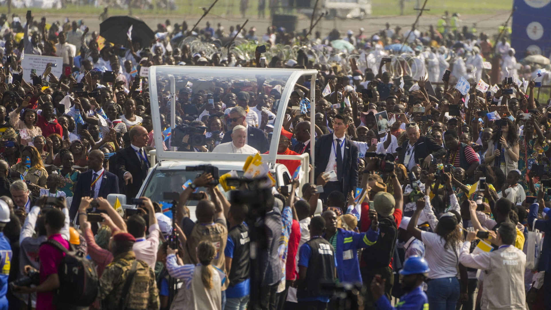 Papst Franziskus in seinem Papamobil, um ringt von Gläubigen, während einer Messe in Kinshasa, Demokratische Republik Kongo.  | AP