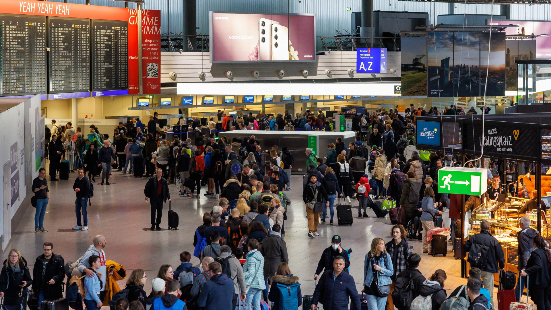 Passagiere stehen im Terminal 1 in einer Schlange im Flughafen Frankfurt. | dpa