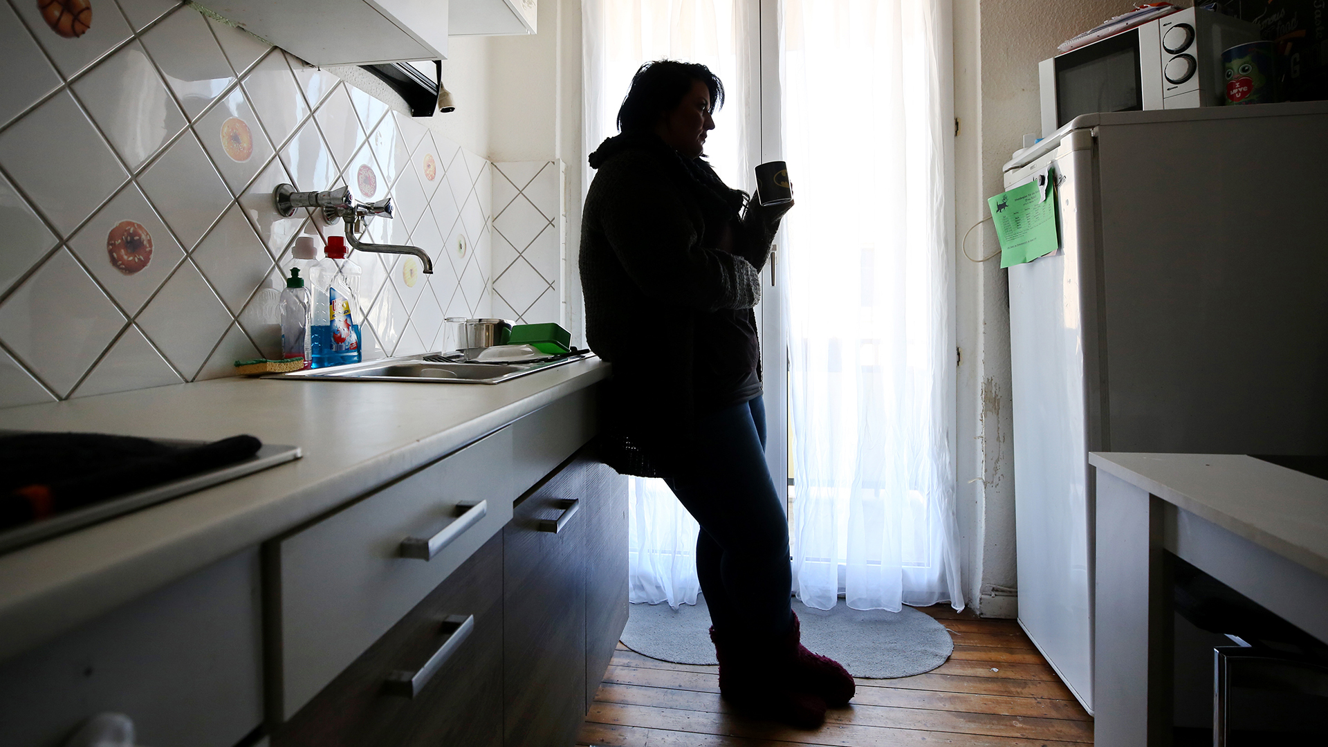 Eine Frau steht in ihrer Küche | picture alliance/dpa