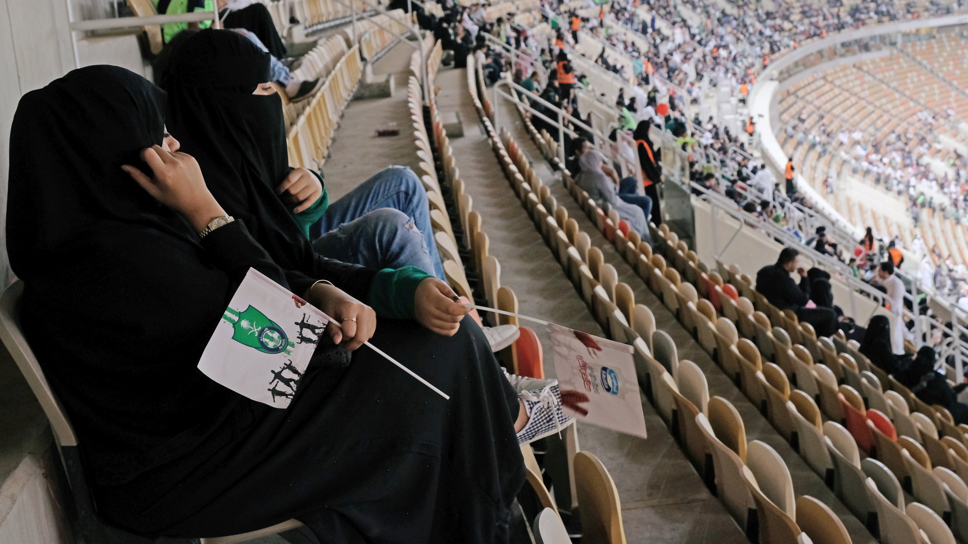 Saudische Frauen in einem Fußballstadon | REUTERS