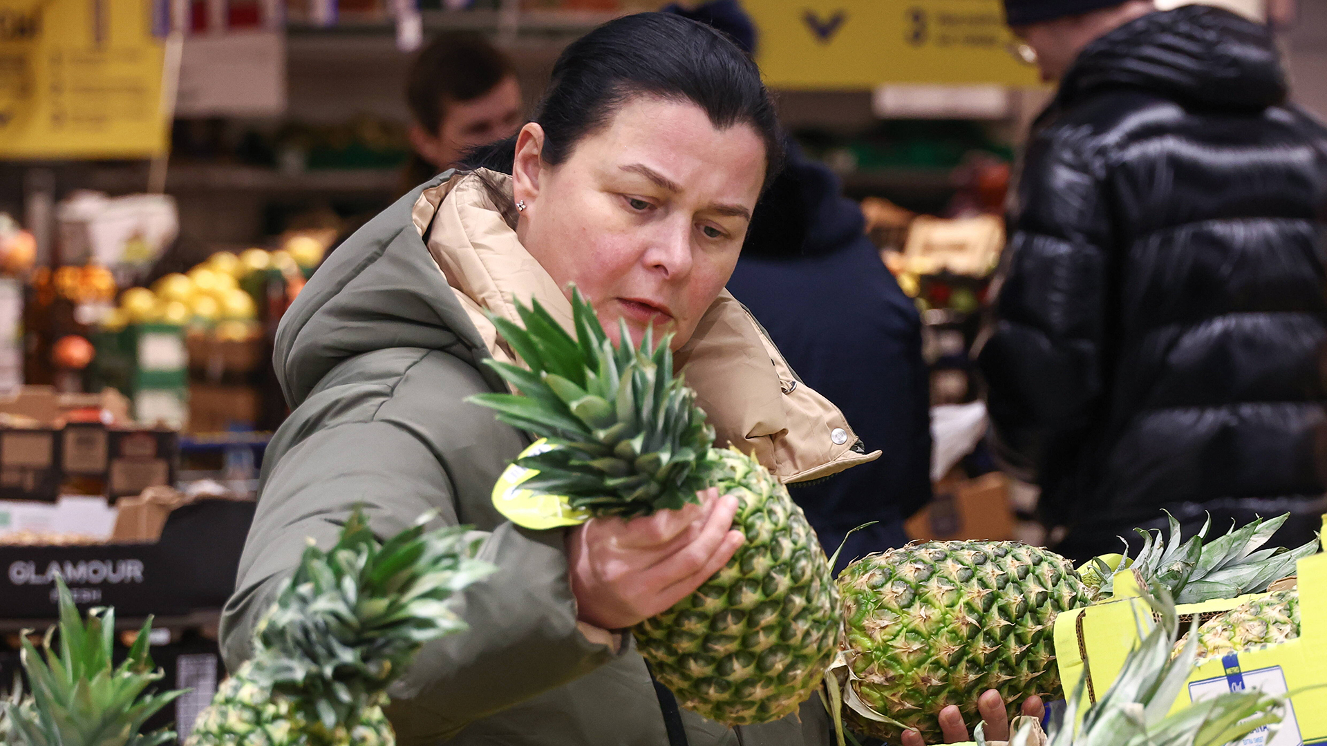 Eine Frau kauft in einem Supermarkt in Moskau (Russland) ein.