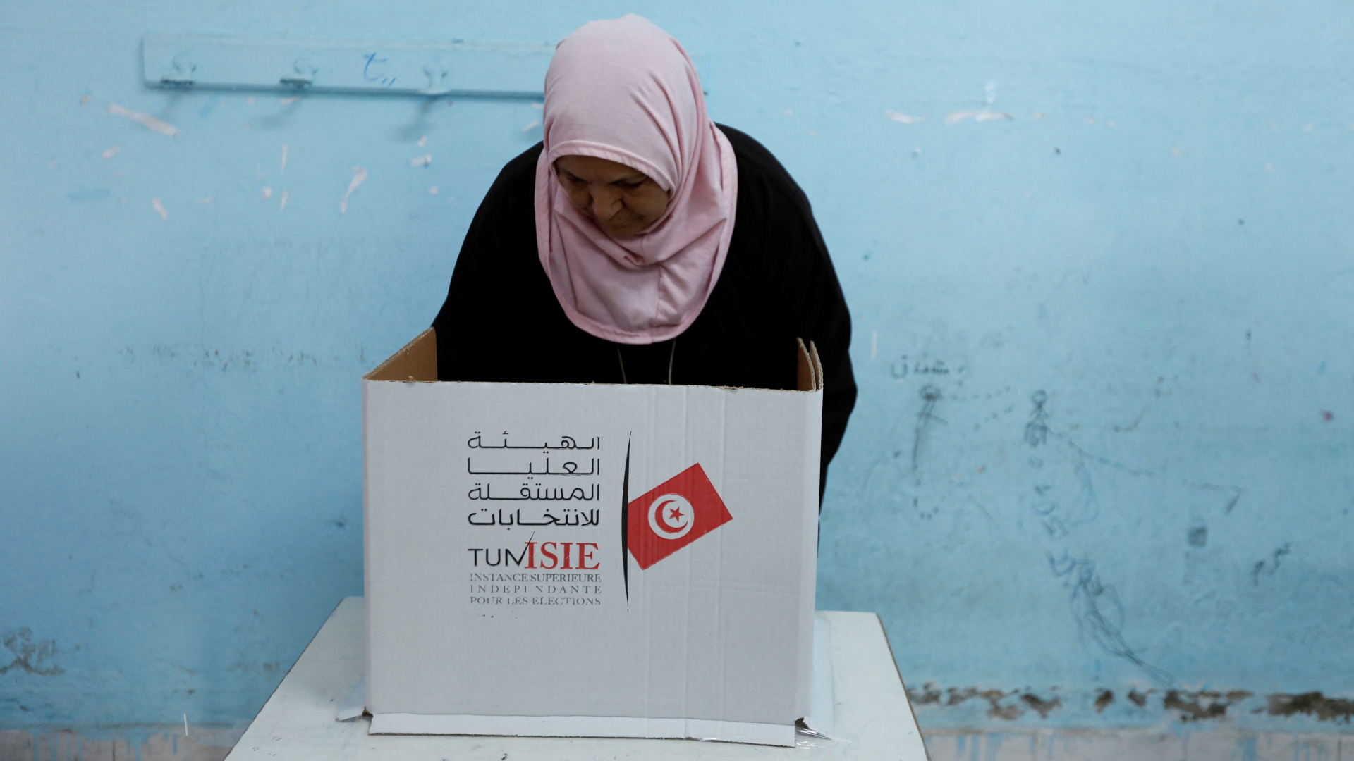 Eine Frau wählt in Tunis (Tunesien). | REUTERS