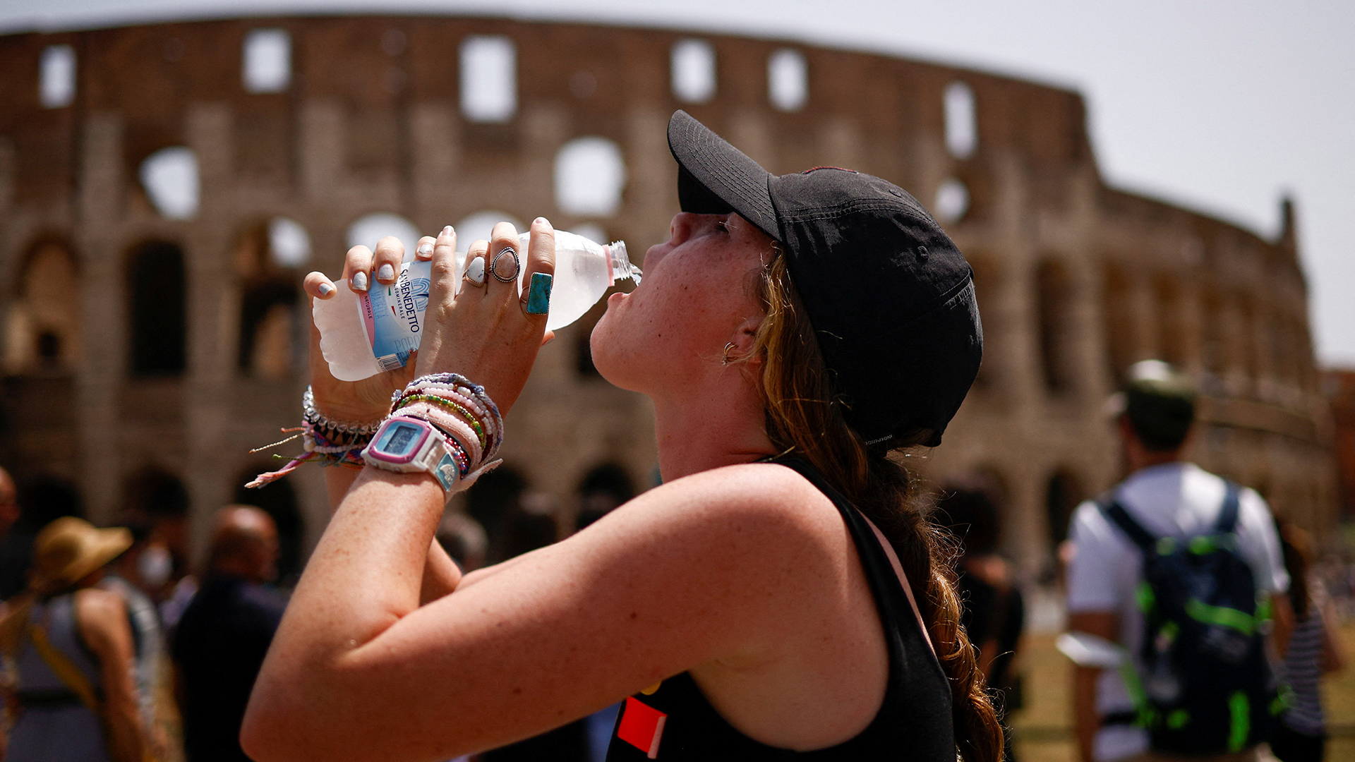 Ein Mädchen trinkt Wasser in der Nähe des Kolosseums in Rom. | REUTERS