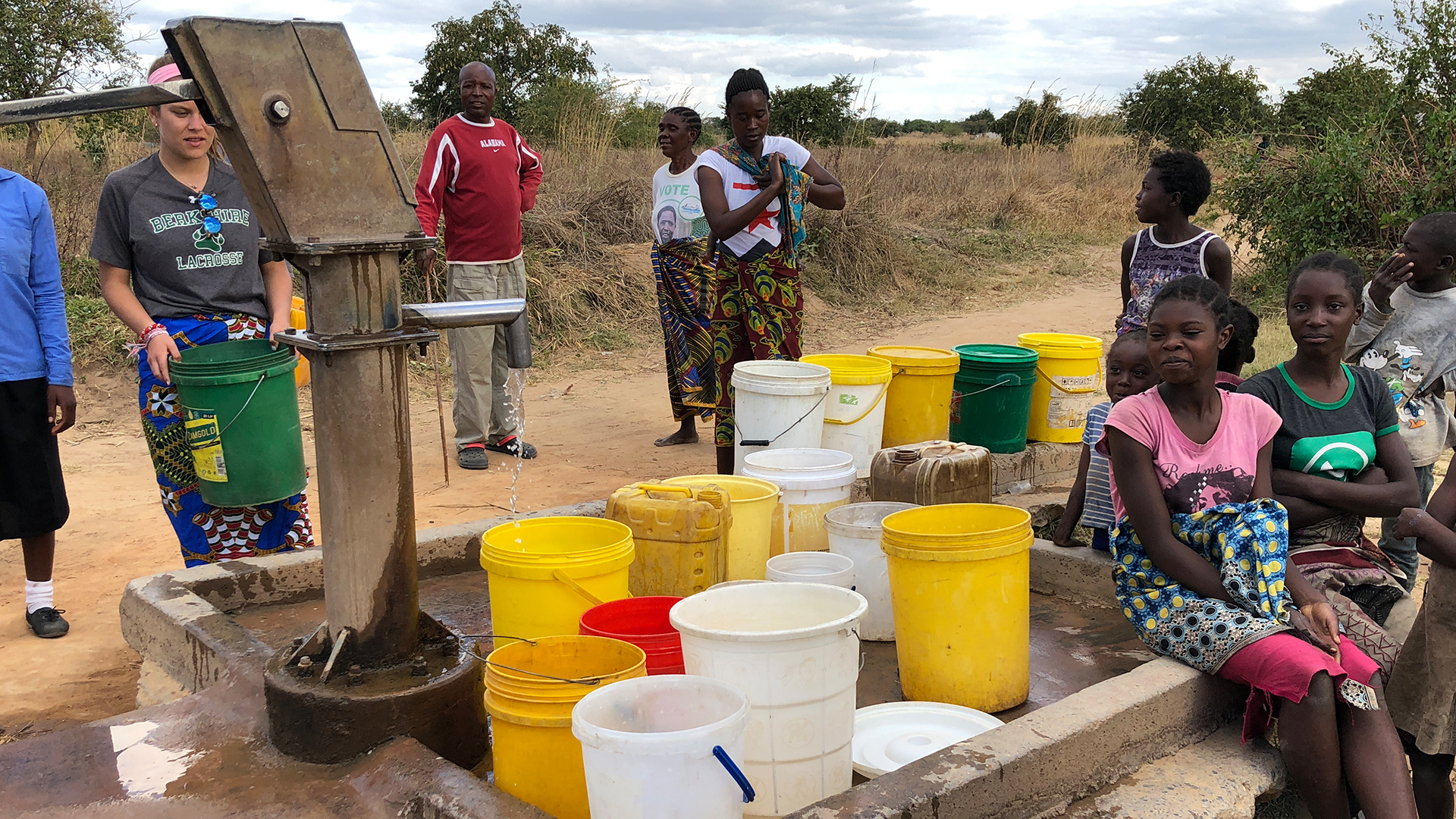 Frauen sind an einem Brunnen in der Region Chongwe in Sambia zu sehen. | Jana Genth / ARD-Studio Johannesburg