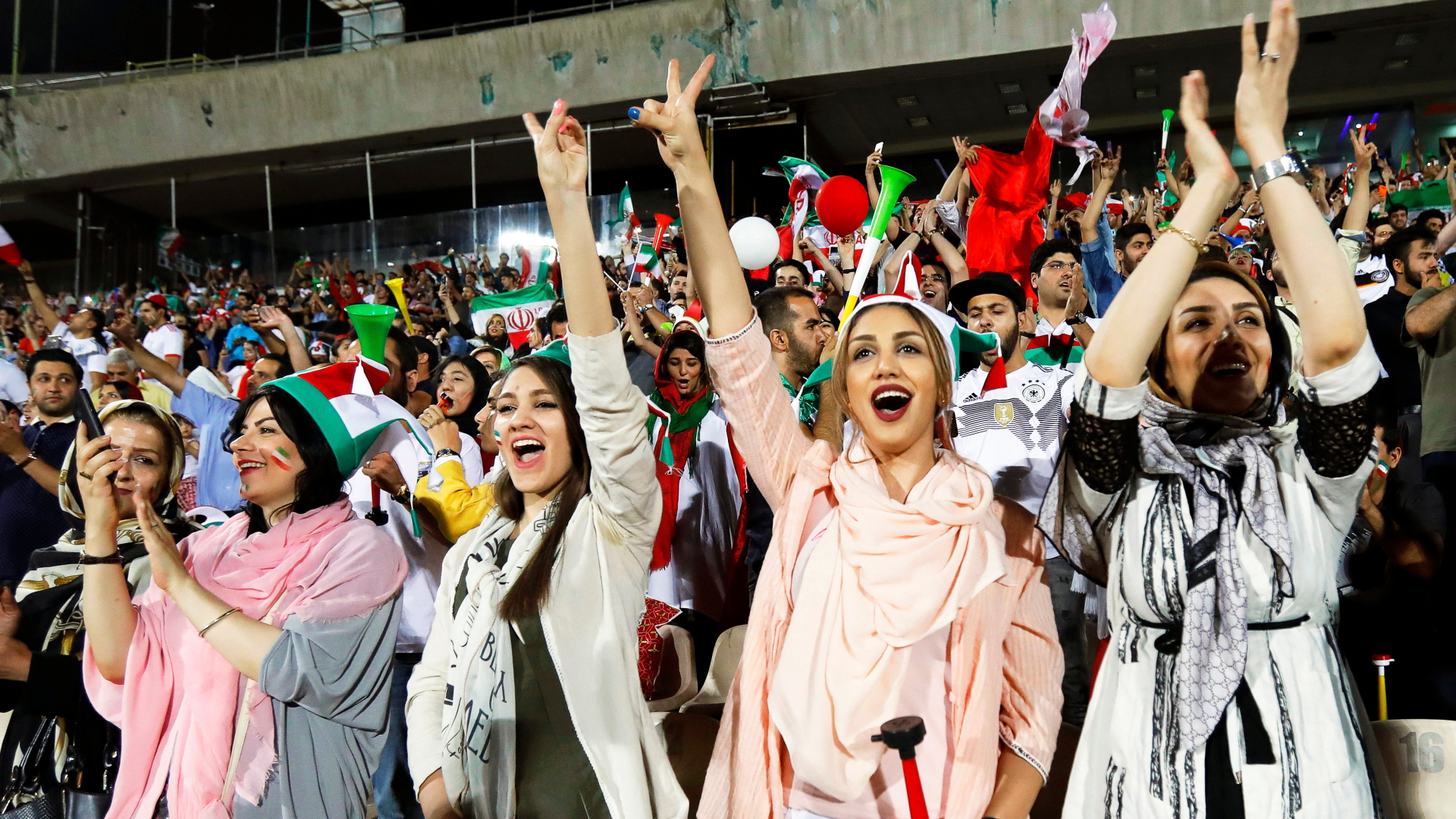 Frauen jubeln im Azadi-Stadion in Teheran. | STR/EPA-EFE/REX/Shutterstock