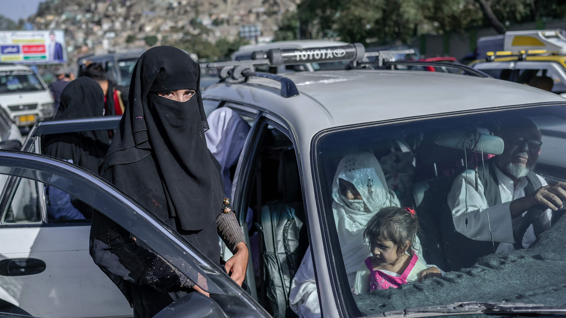 Eine Frau steigt in ein Auto in Kabul, Afghanistan. | AFP
