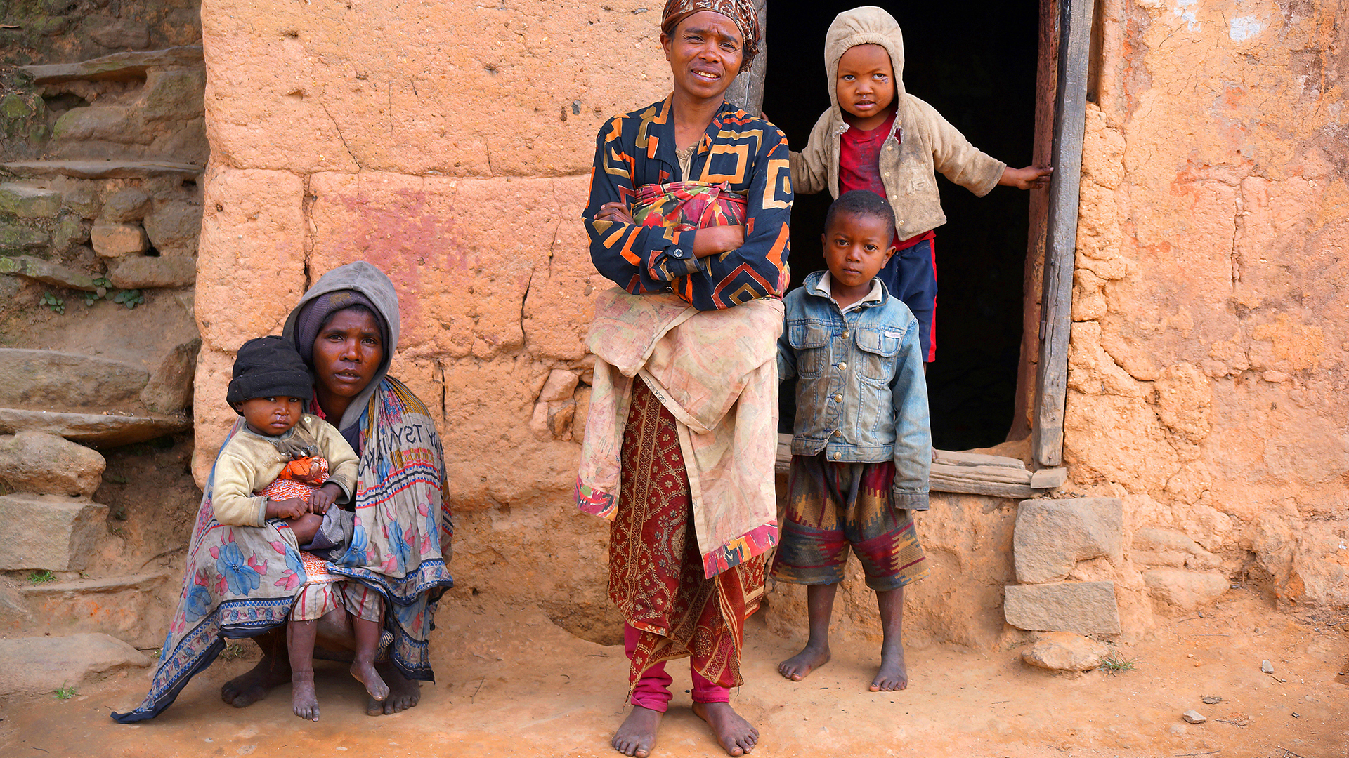 Frauen und Kinder im Dorf Ambatovaky (Madagaskar) | picture alliance / blickwinkel/M