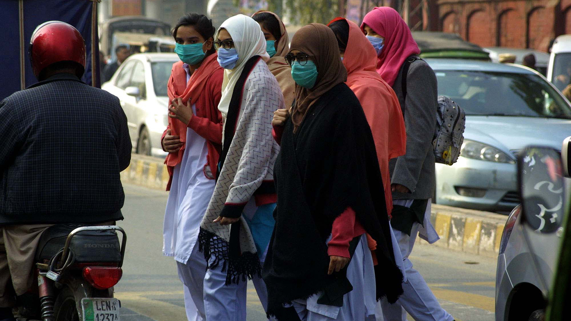 Frauen gehen in Lahore (Pakistan) über eine Straße. | picture alliance / ZUMAPRESS.com